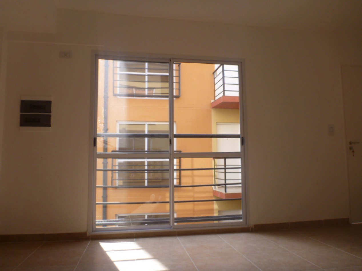 DEPARTAMENTO 2 AMB. VENDE CASTELAR