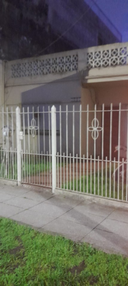 CASA AMERICANA  3 AMB VENDE CASTELAR