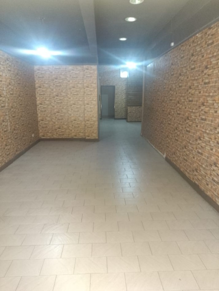 LOCAL 70 M2 VENDE CASTELAR