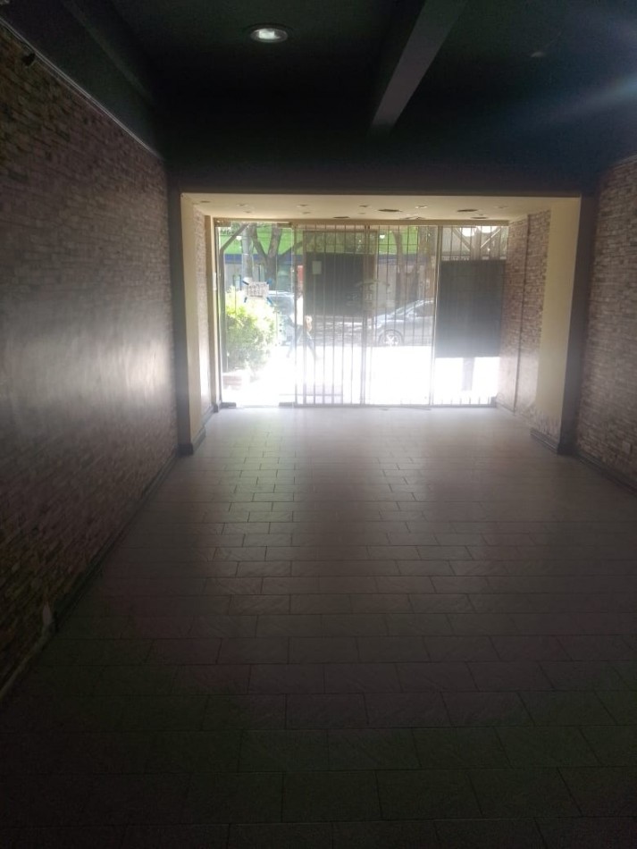 LOCAL 70 M2 VENDE CASTELAR