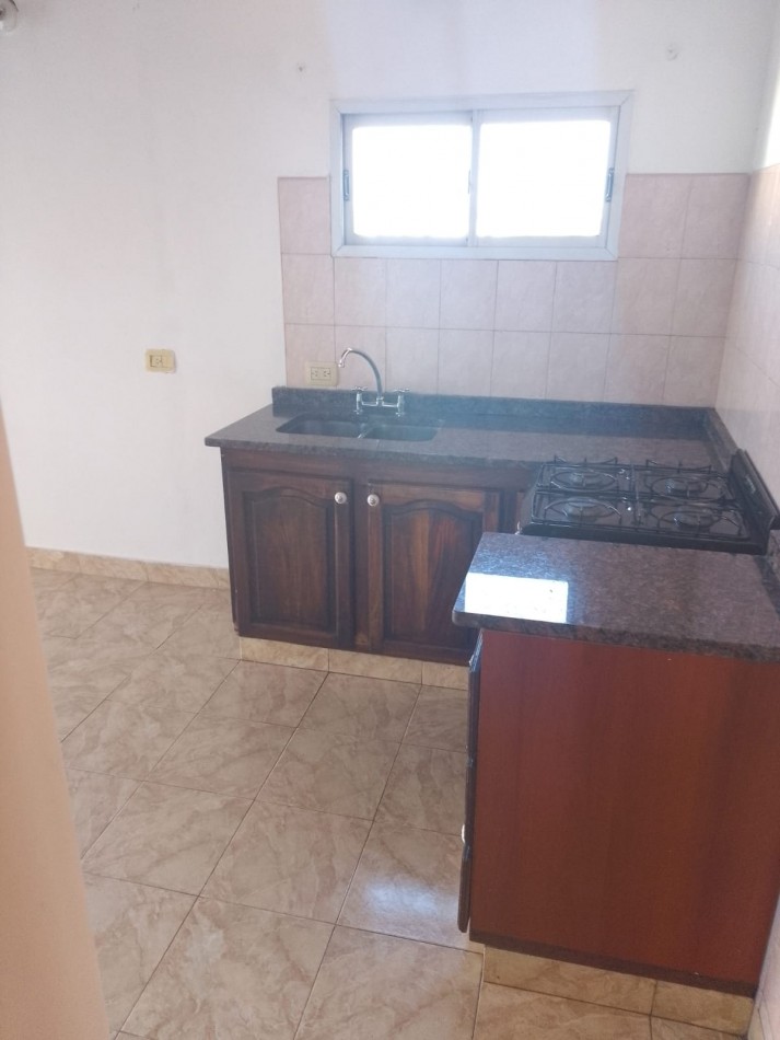 DEPARTAMENTO DE 2 AMB C/BALCON FTE ALQUILA MORON