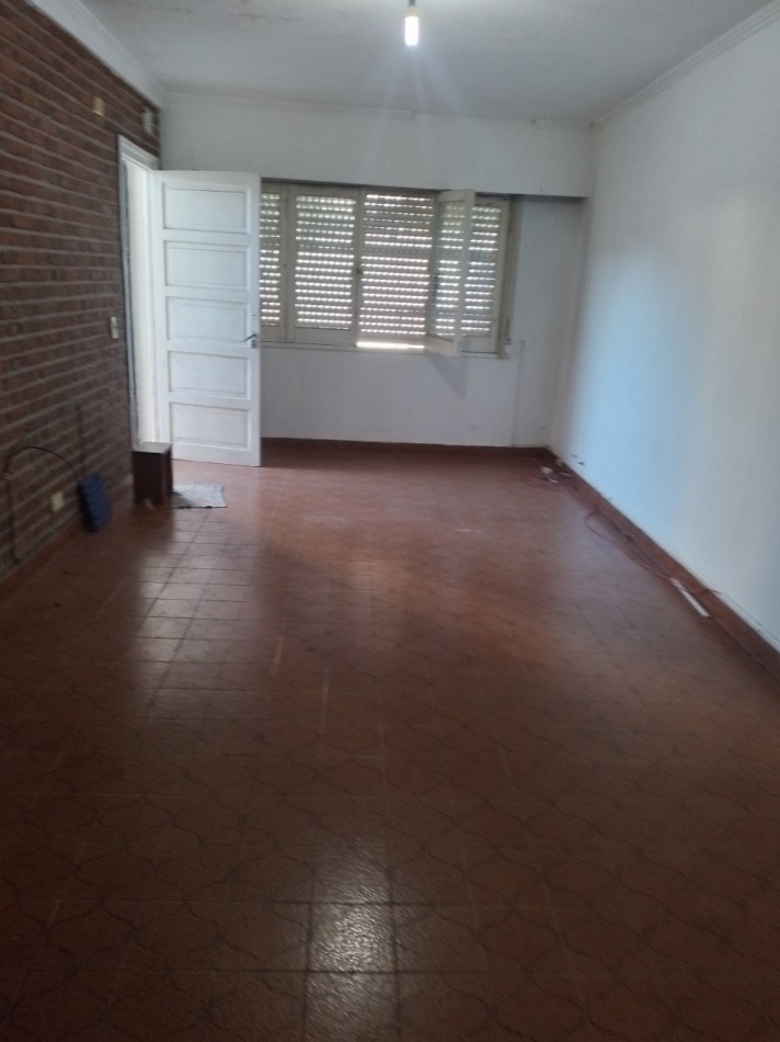 CASA AMERICANA EN PH 4 AMB  VENDE CASTELAR