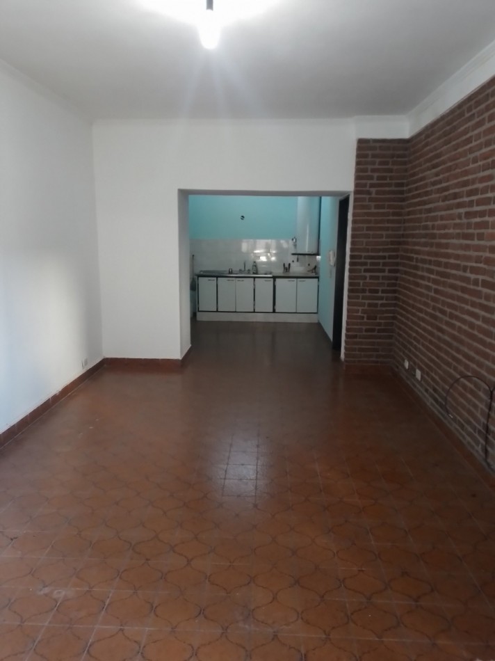 CASA AMERICANA EN PH 4 AMB  VENDE CASTELAR