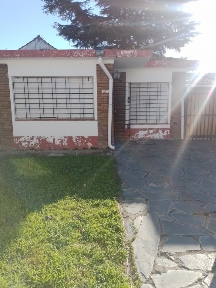 CASA AMERICANA EN PH 4 AMB  VENDE CASTELAR