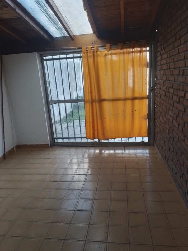 CASA AMERICANA EN PH 4 AMB  VENDE CASTELAR