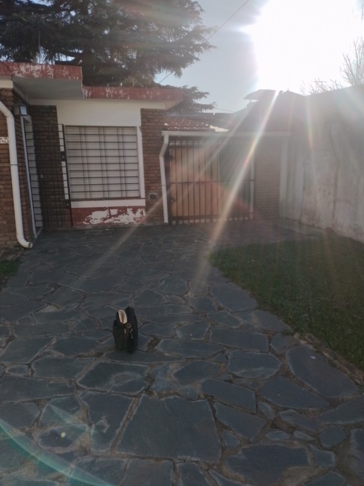 CASA AMERICANA EN PH 4 AMB  VENDE CASTELAR