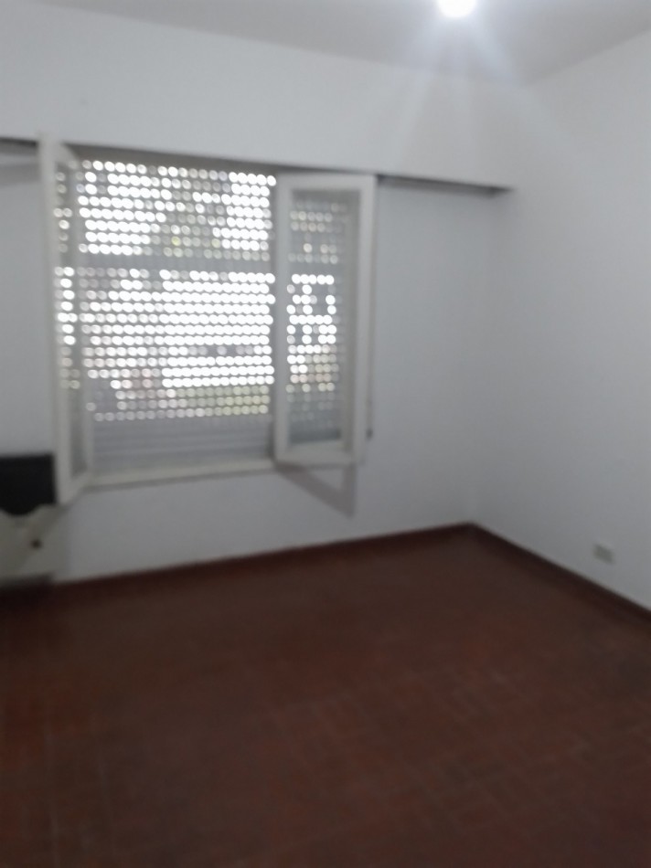 CASA AMERICANA EN PH 4 AMB  VENDE CASTELAR