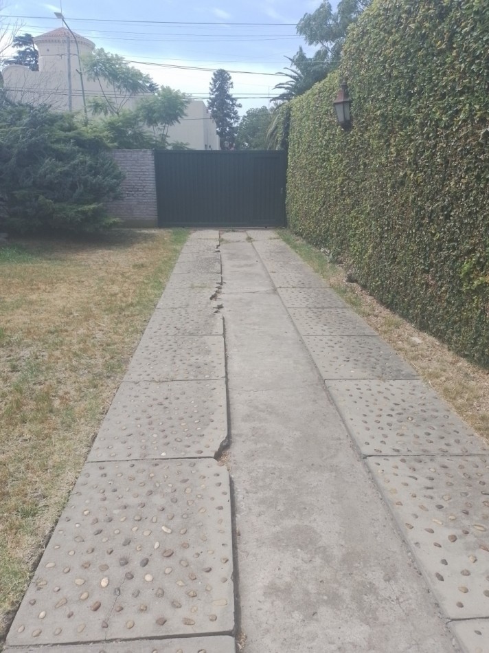 CHALET 4 AMB VENDE ITUZAINGO