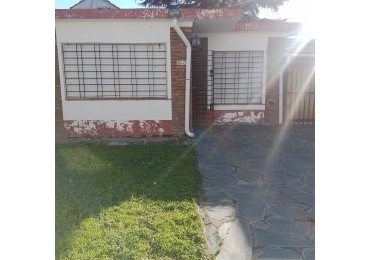 CASA AMERICANA EN PH 4 AMB  VENDE CASTELAR